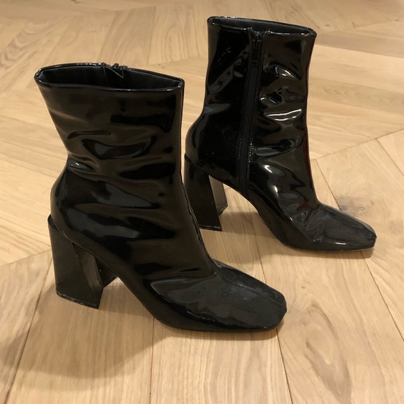 BOOHOO Black Patent Heeled Boots (fits like an 8) - Picture 4 of 6
